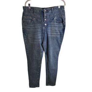 Gemma Rae Women’s Light Washed Blue Jeans. Button Fly. Size 14W